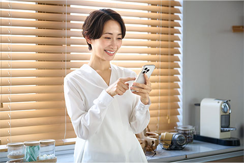 スマホを操作するイメージ